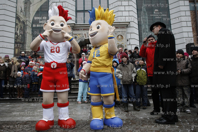 Gdansk. Maskotki Euro 2012 spotkaly sie z dziecmi i...