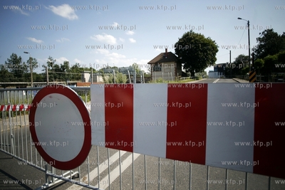 Sopot. Zamkniety dla ruchu wiadukt nad torami kolejowymi...