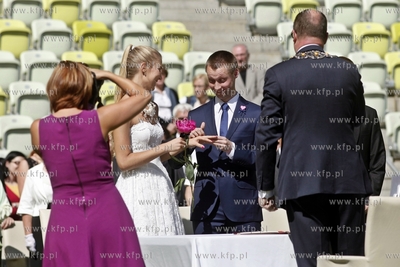 Pierwszy slub na stadionie pilkarskim PGE Arena. Przysiege...
