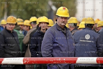 Strajk w Stoczni Gdanskiej. Stoczniowcy zadaja wyplacenia...
