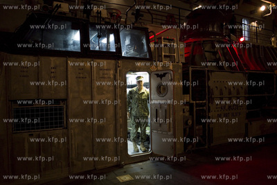 Amerykański okręt desantowy San Antonio dowodzący...