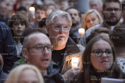 Gdańsk. Łańcuch światła, protest przed Sądem...