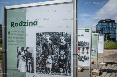 Plac Solidarności. Prezentacja wystawy biograficznej...