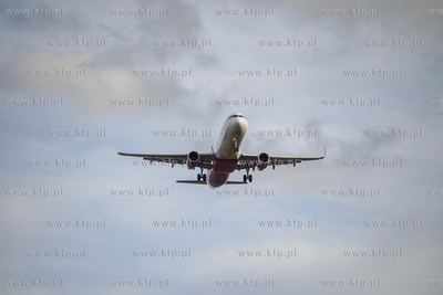 Gdansk Air Port. Salolot linii Wizzair podchodzi do...