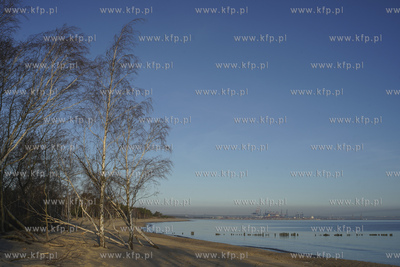 Gdańsk. Plaża na Grókach Zachodnich.  05.04.2020...
