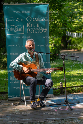 Oliwskie Dni Poezji w Parku Oliwskim. Nz. występ poetycko...