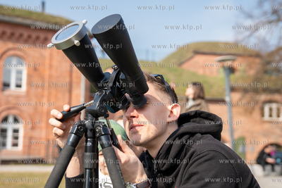 Ogląganie cześciowego, 13% zaśmienia słońca na...