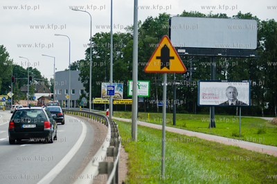 Przejazdowo. Droga krajowa nr 7. Bilblord wyborczy...