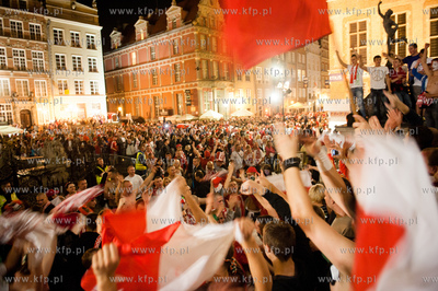Gdansk. Dlugi Targ. Sympatycy Polskiej reprezentacji...