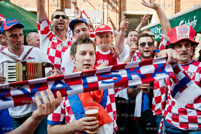 Gdansk. Ulica Dluga. Chorwaccy kibice na ulicach Glownego...