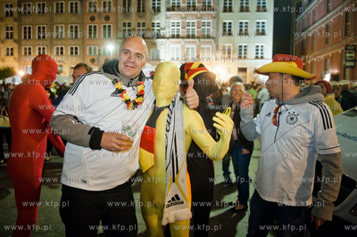 Gdansk. Dlugi Targ. Kibice niemieccy, greccy i polscy...