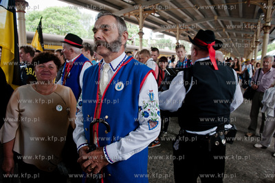 Sopot. Dworzec PKP. Pociag Transcassubia przywozl grupy...