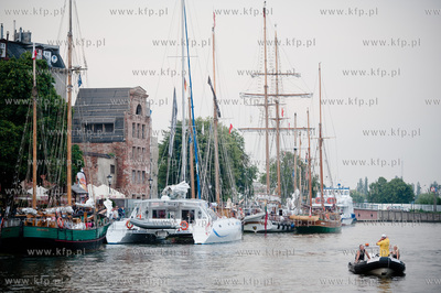 Gdansk. Zacumowane do nabrzeza Motlawy jachty uczestniczace...