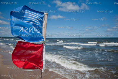 Gdansk. Czerwona flaga wywieszona na plazy w Jelitkowie...
