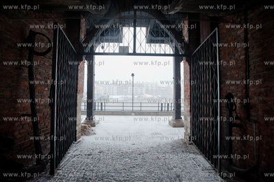 Gdansk. Brama Zuraw. Zima i obfite opady sniegu wrocily...