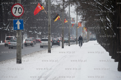 Gdansk. Park Stefensa wzdluz Al. Zwyciestwa.
Nz rowerzysta...