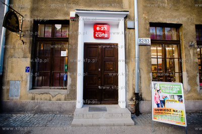 Gdansk. Ul. Szeroka. Fasada i szyld reklamowy sklepu...