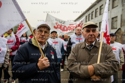 Gdynia. Pikieta zwiazkowcow NSZZ Solidarnosc przed...
