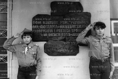 Uroczystosc odsloniecia pamiatkowej tablicy na scianie...