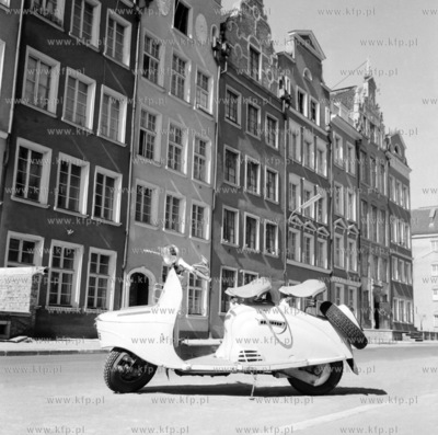 Skuter na ulicy Ogarnej w Gdańsku. 1965 0000385z Fot....