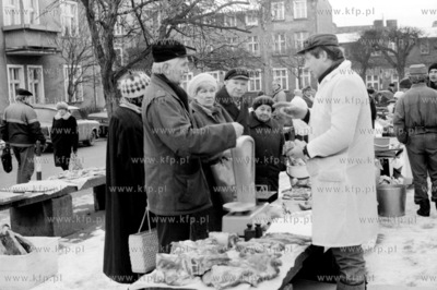 Stoisko z miesem na targowisku w Gdansku Oliwie. 19.02.1990...