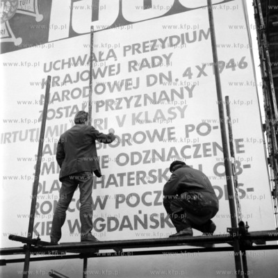Przygotowania do obchodow swieta Pierwszego Maja w...