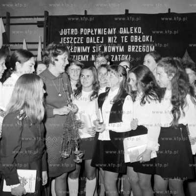 Pozegnanie uczniow klas osmych w szkole podstawowej...