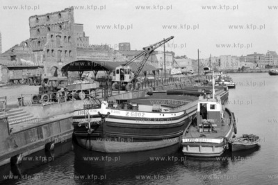 Załudek na barke zacumowaną przy nabrzeżu Wyspy...