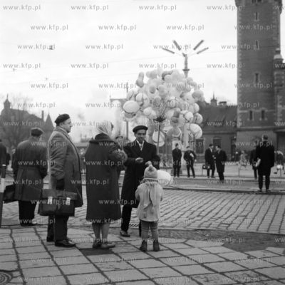 Sprzedaż baloników na ulicy Podwale Grodzkie w Gdańsku.
1969
0007701z
Fot....