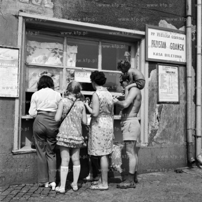 Przed kasą biletową Żeglugi Gdańskiej.
08.1971
0000543z_sierpien1971
Fot....