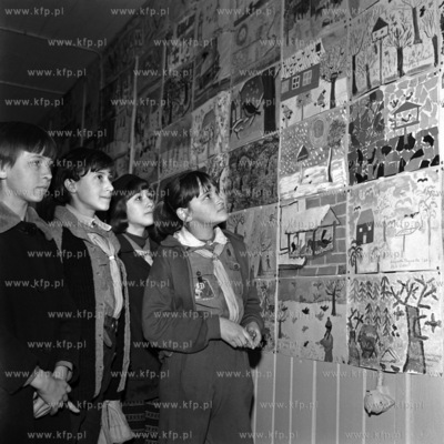 Młodzież ogląda prace plastyczne. 
05.1967
0000743z_maj1967
Fot....
