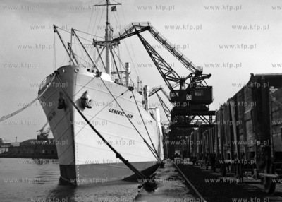 Statek Generał Bem stoi przycumowany do nabrzeża...