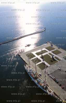 Port Gdynia z lotu ptaka. Przy nabrzezu Pomorskim cumuje...