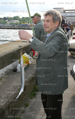 Dziesiatki wedkarzy spotkac mozna od kilku dni na falochronie...