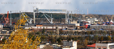 Panorama Gdyni. Nz. Stocznia Gdynia z wielka suwnica02.11.2006Fot....