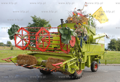 Kosakowo. Dozynki gminne. Przemarsz dozynkowego korowodu...