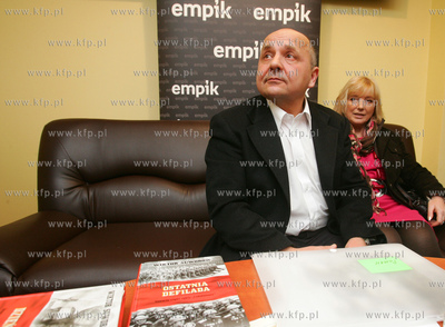 Szczecin. Spotkanie z Wiktorem Suworowem w Empiku.
10.03.2009
fot....