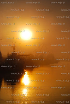 Mglisty zachod slonca nad Martwa Wisla. Widok z mostu...