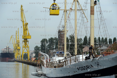 Gdansk. Stocznia Remontowa. Naprawa polamanych masztow...