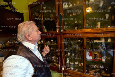 Brodnica Gorna. Pan Rudolf Krecki tworzy rozne przedmioty...