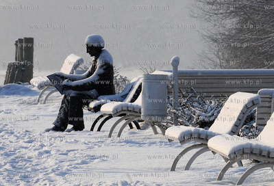 Gdynia Orlowo w zimowej szacie. Nz. Laweczka z pomnikiem...