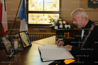 Wejherowo. W wejherowskim ratuszu wylozono ksiege kondolencyjna...