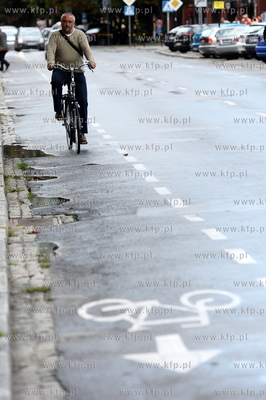 Sciezki rowerowe wzdluz ulicy Rajskiej w Gdansku Srodmiesciu....