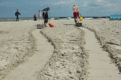 Kolobrzeg. Ratownicy przygtowuja kapielisko.
23.06.2011
fot....