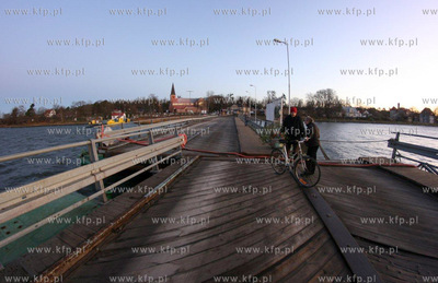 Nocna wichura uszkodzila most pontonowy w Sobieszewie....