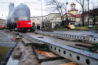 Gdynia Oksywie. Przetransportowanie okretu podwodnego...