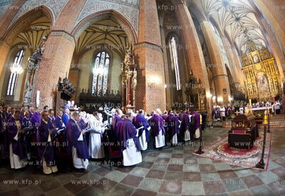 Bazylika katedralna w Pelplinie. Uroczystości pogrzebowe...