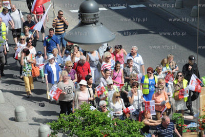 Kupcy z gdyńskiej hali targowej przeszli ulicami Gdyni...