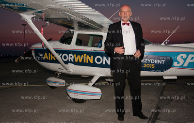 Janusz Korwin Mikke wyladował na pokładzie AirKorwinOne...