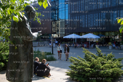 Dworzec PKP w Sopocie. Pomnik Władysława Bartoszewskiego....